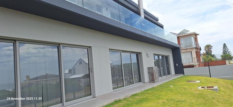 5 Bedroom Property for Sale in Outeniqua Strand Western Cape